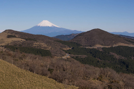 论冬季雪山顶部的富士山景观
