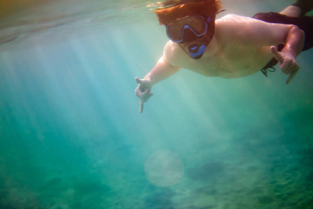 人 Snorkling 水下在斐济