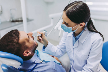 现代牙科门诊女医生画像治疗男性牙病