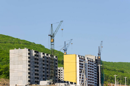 建筑地盘上的起重机在蓝天下