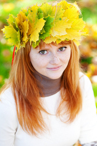 在一个花圈美丽年轻红发少年女子肖像