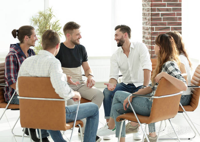 团队成员在研讨会上争论