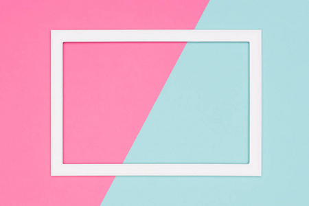 抽象几何柔和的蓝色和粉红色的彩色纸平躺背景。带有空图片框的简约模板模拟