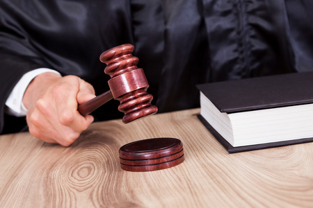 离婚的木槌拍卖或场景的律师或公证人用木槌保险补偿或刑事案件的法官