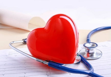 红色心脏和一个医疗听诊器在书桌上