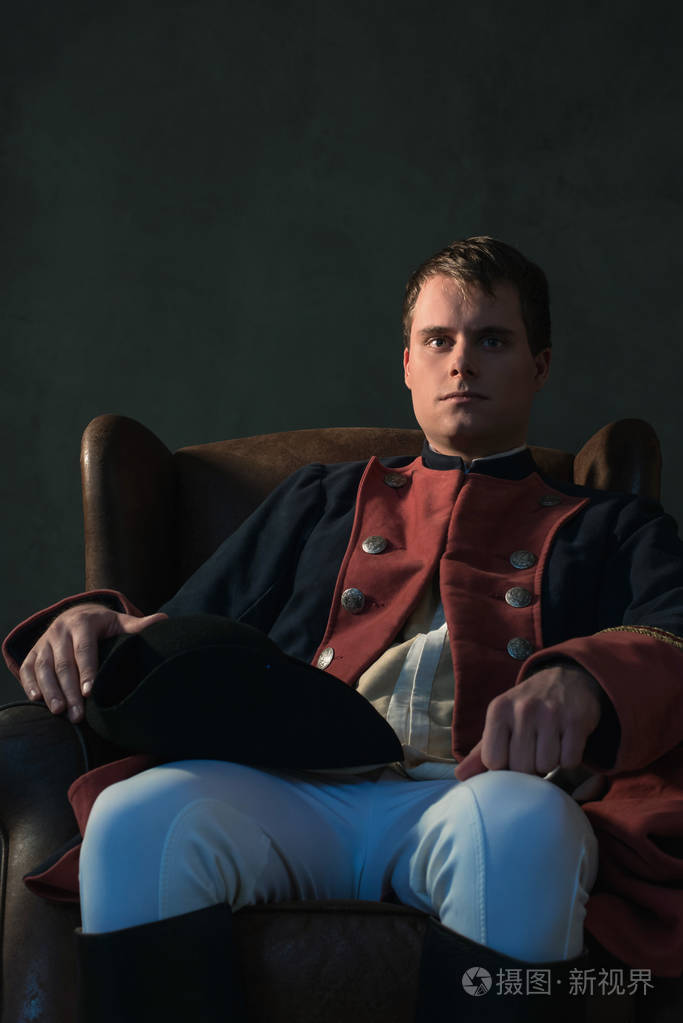 历史帝国男子用帽子在膝上坐在椅子上照片 正版商用图片058ehr 摄图新视界