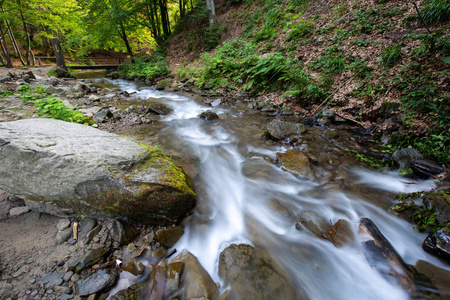 一条小溪在山林中流过石块的瀑布