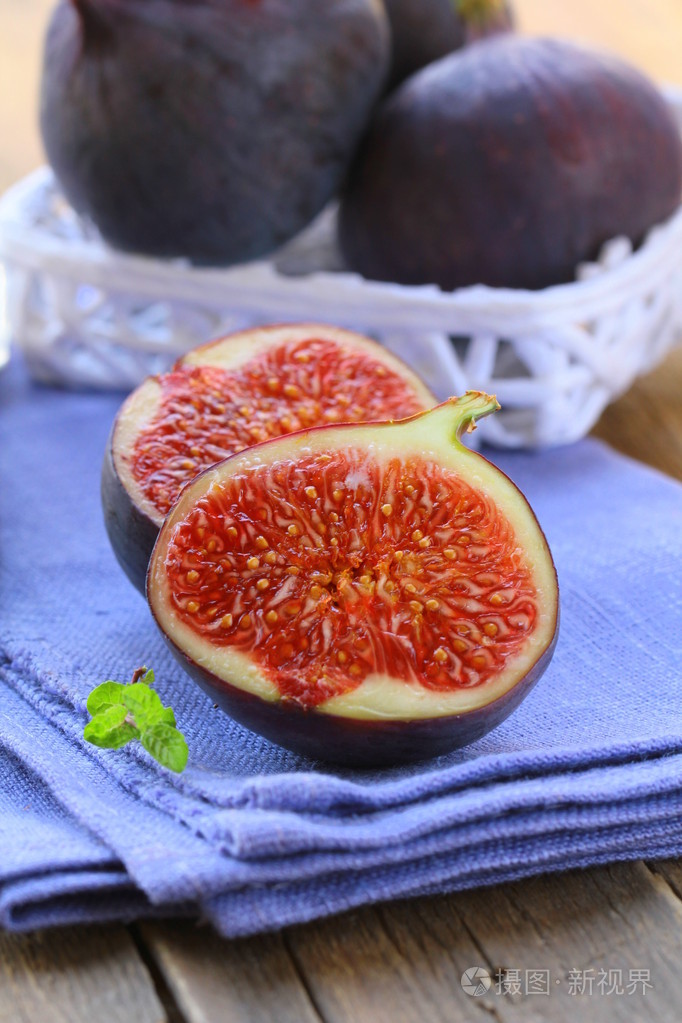 在木板上甜果成熟无花果