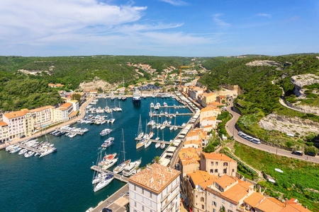 在科西嘉岛上的风景, 美丽的景色卡尔维镇与城堡在山上, 法国夏季照片