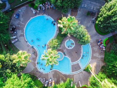 豪华休闲：别墅房与游泳池的蓝色花园