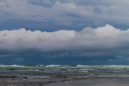 哥斯达黎加别霍 de Talamanca 的暴风雨天气和大海