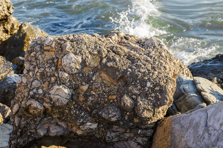海浪正与岸边的巨石搏斗
