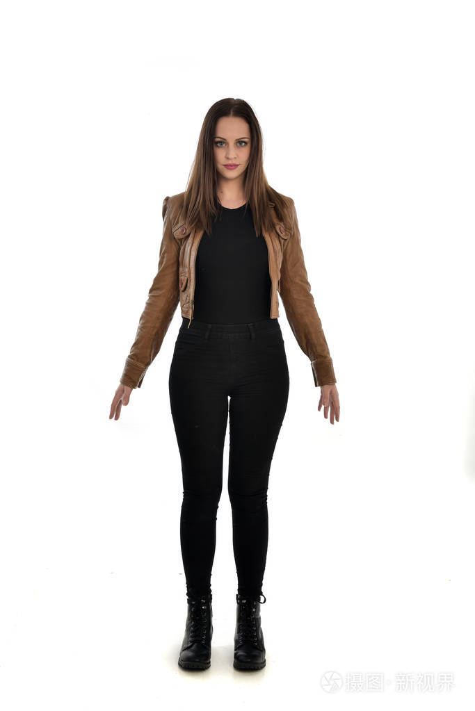 穿着棕色皮夹克的黑发女孩的全长肖像.在白色背景上站立姿势