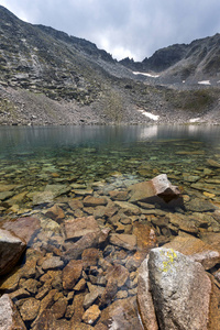 Ledenoto 冰 湖和云彩的壮观的全景在 Musala 山顶, Rila 山, 保加利亚