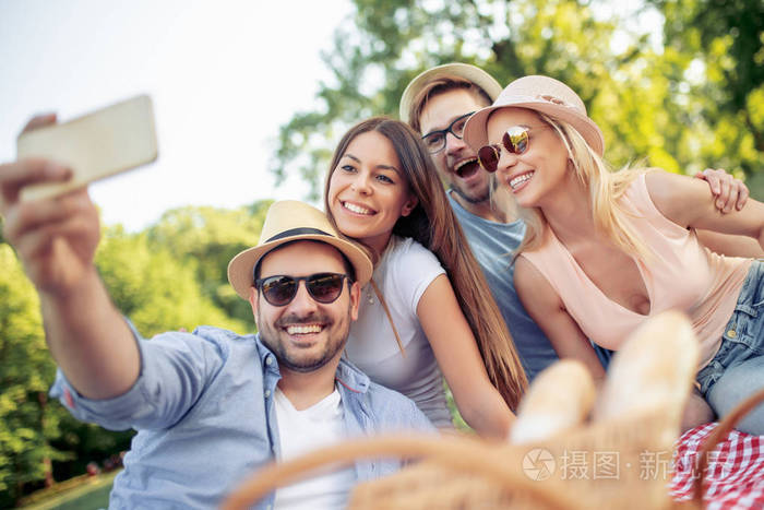 他们都很开心, 一起玩得很开心.