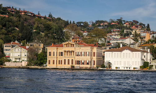 土耳其伊斯坦布尔市的博斯普鲁斯海峡边的建筑物