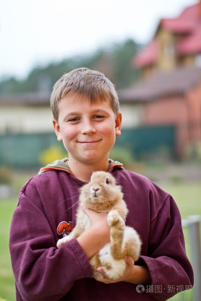 一只兔子的快乐男孩