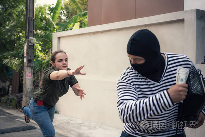 抢夺小偷窃取金钱和手提包从旅游妇女., 强盗, 小偷概念