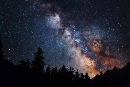 银河银河的天文摄影。山的剪影。夜空景观中的星星星云和星尘