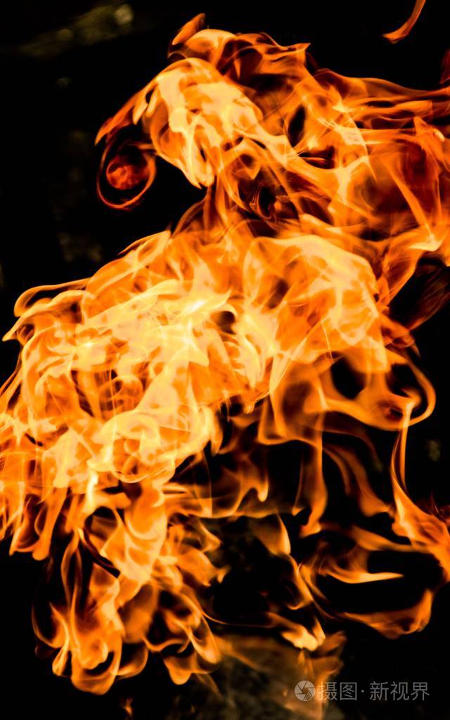 黑色背景上的火火焰