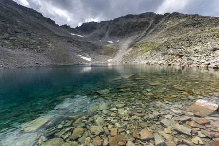 Ledenoto 冰 湖和云彩的壮观的全景在 Musala 山顶, Rila 山, 保加利亚