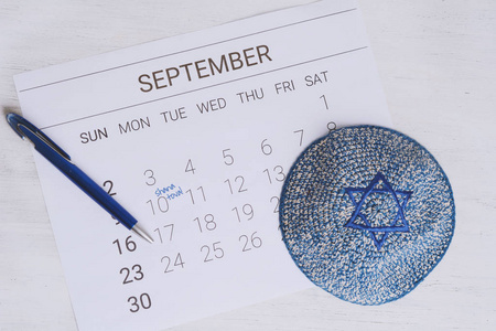 日历与 kippah。日历与日期9月10日和11。Rosh Hashana, 犹太新年概念