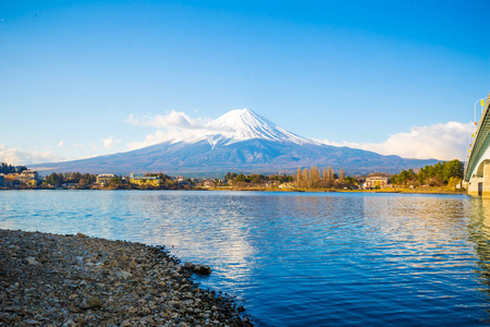 富士山沿 Kawaguchigo 湖风景与雪蓝色天空早晨, 山梨日本