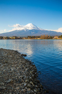 富士山沿 Kawaguchigo 湖风景与雪蓝色天空早晨, 山梨日本