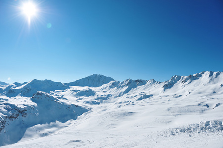 山与雪的冬天