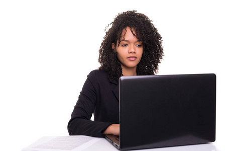 年轻的非洲商业妇女工作与笔记本电脑隔离在白色背景