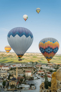 土耳其上空的城市上空五颜六色的热气球特写视图