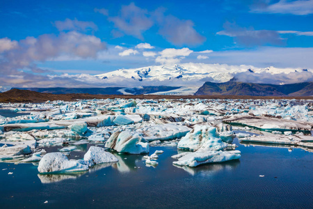 北部自然。漂流冰冰礁湖。极端北部旅游业的概念。白蓝冰堆积在泻湖的绿松石水中