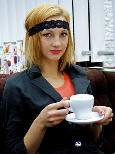 美丽黑帮女孩与一杯咖啡图片