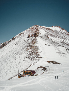 阿拉木图山上的滑雪升降机。奇姆布拉克高山滑雪胜地酒店位于哈萨克斯坦, 中亚的阿拉木图的天山