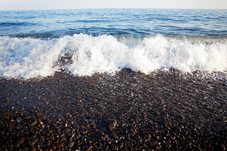 海上浪卷在海岸上