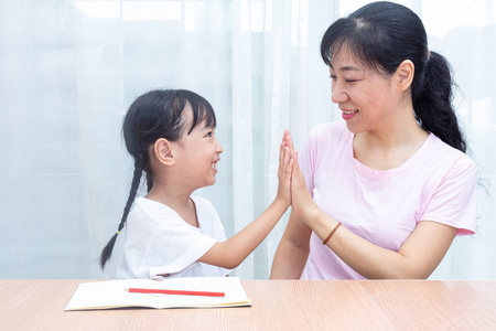 亚洲华人母女高五家