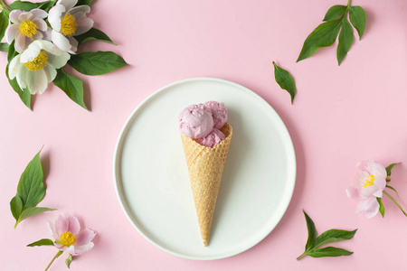 春天或夏天的心情概念。平躺的华夫饼甜锥与 berryy 在柔和的淡粉色背景, 顶部视图