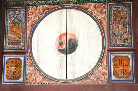 道家多色木质门中的阴阳符号照片