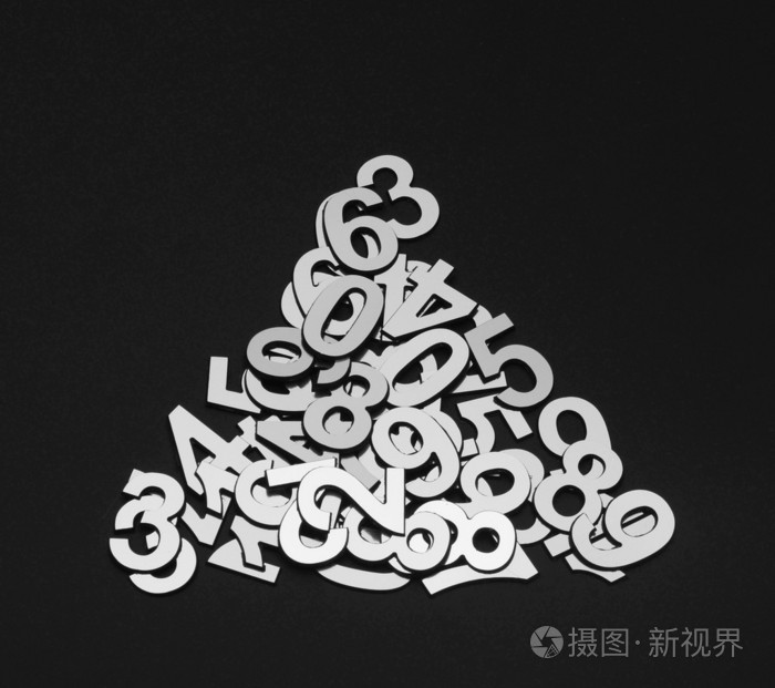 黑色背景上的随机数字的金字塔