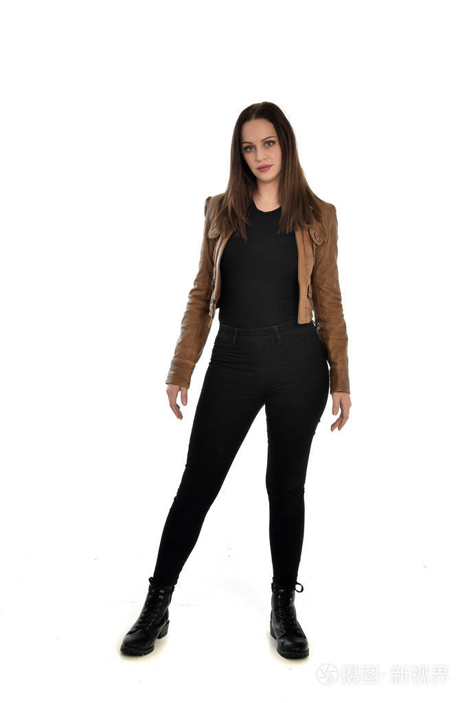 穿着棕色皮夹克的黑发女孩的全长肖像在白色背景上站立姿势