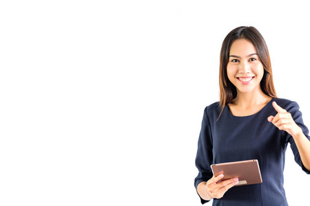 女性企业肖像持有白色背景的平板电脑
