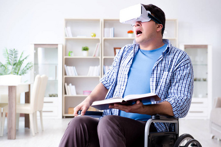 残疾学生用虚拟现实眼镜学习
