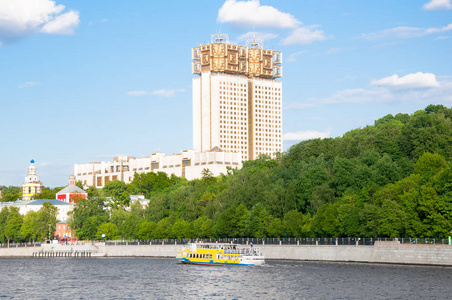 莫斯科 Luzhnetskaya 堤和著名公园沿莫斯科河, 俄国科学院是可看见的在距离莫斯科, 俄国