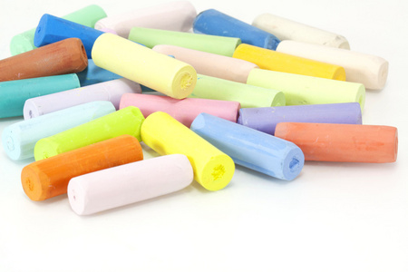 在各种颜色排列在白色背景上的粉笔
