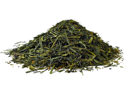 一堆干燥的绿茶叶子被隔绝的白色背景照片