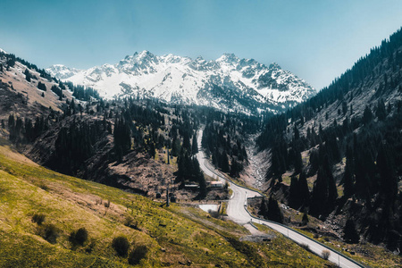 阿拉木图, 哈萨克斯坦滑雪升降机, 缆车客舱在 Medeo 到奇姆布拉克高山路线反对山背景