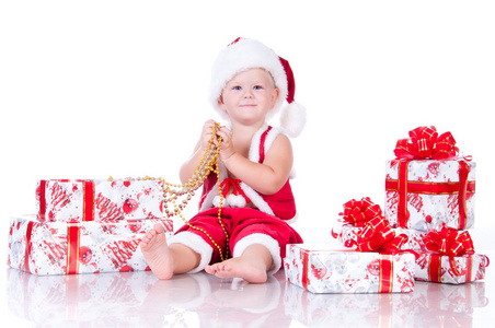 小男孩的圣诞老人和圣诞礼品在艾菲尔铁塔的白色背景上
