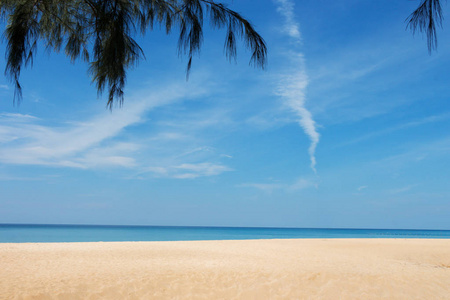 美丽的大海在泰国普吉岛迈考海滩