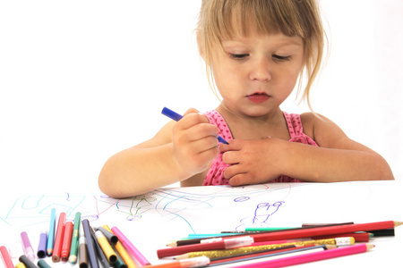 漂亮的小女孩用铅笔绘图