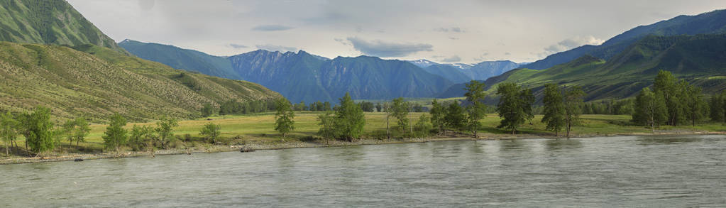 山上一条大河的全景